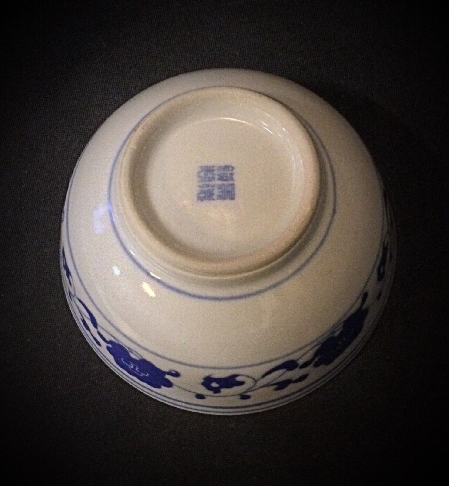 Side view of the Chinese rice bowls showing their elegant shape
