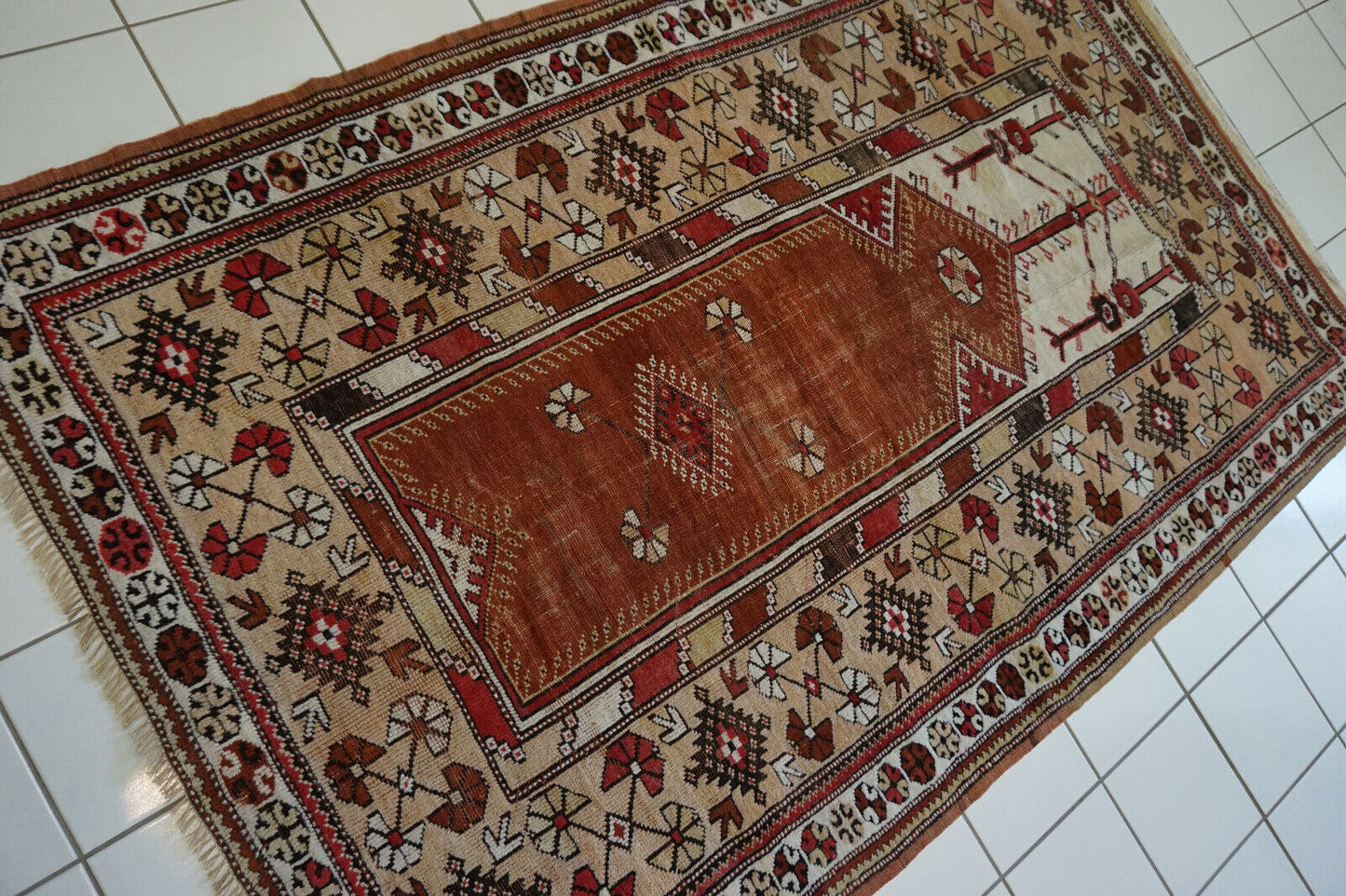 Close-up of the central motif on the Handmade Traditional Turkish Melas Rug