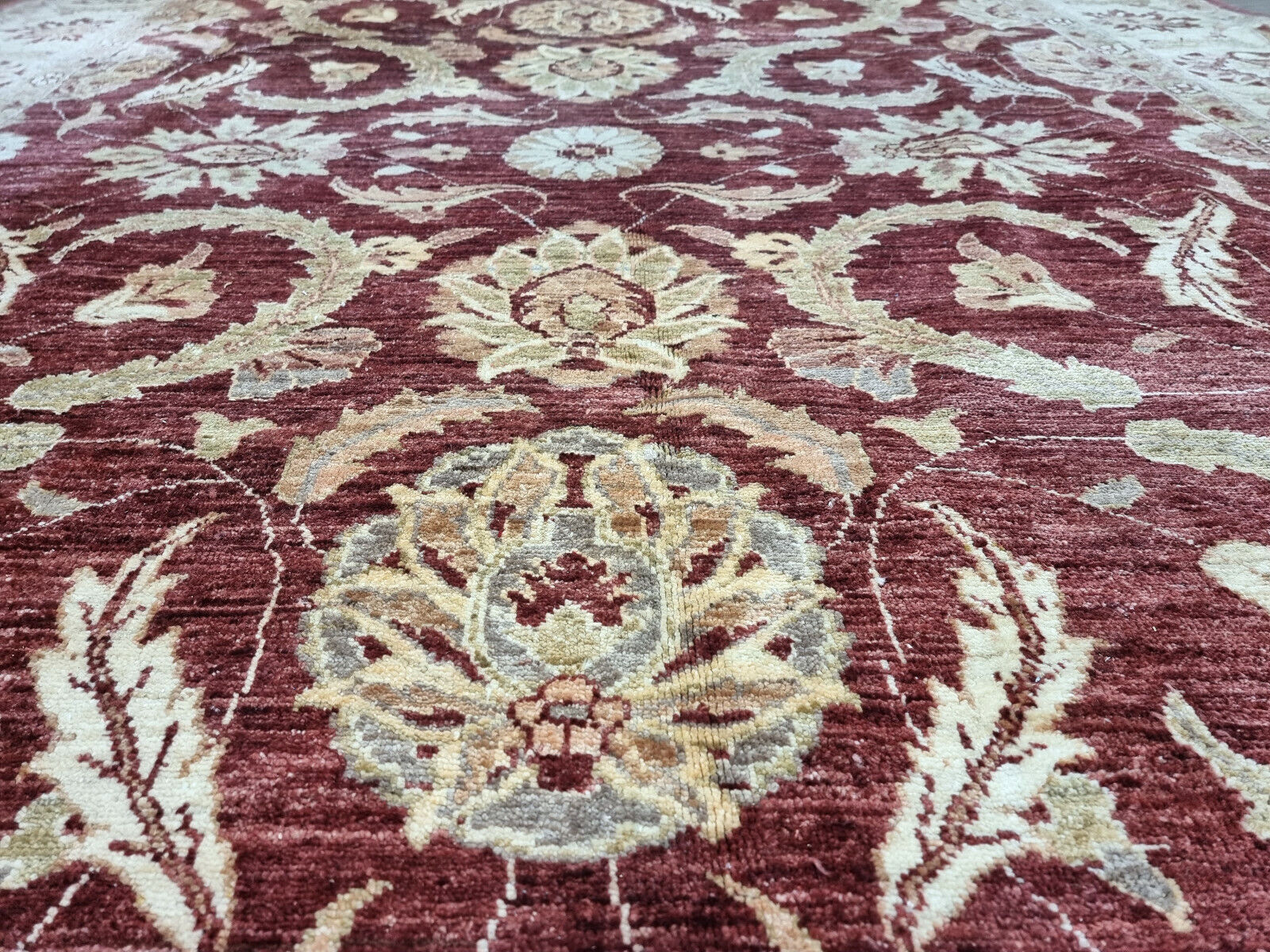 Close-up of central floral motif on Handmade Vintage Afghan Zigler Rug - Detailed view showcasing the intricate floral motif at the center of the rug.
