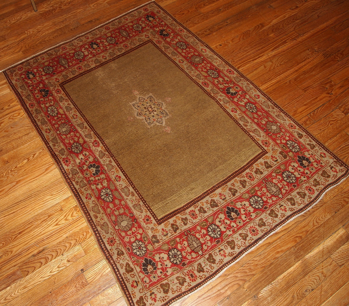Handmade antique Persian Tabriz rug 3.10' x 5.5' (121cm x 167cm) 1900s - 1B152