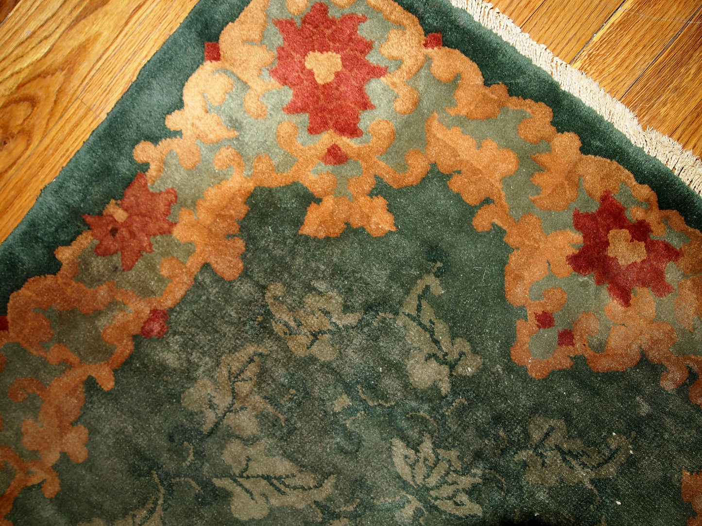 Art Deco Chinese rug in green shade. The rug is from the beginning of 20th century, in original good condition.