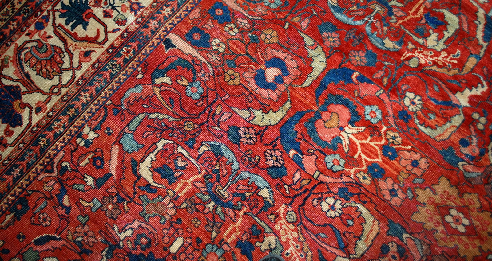 Handmade antique Sultanabad rug in good condition, it is  from the end of 19th century. This rug made in red and beige wool.