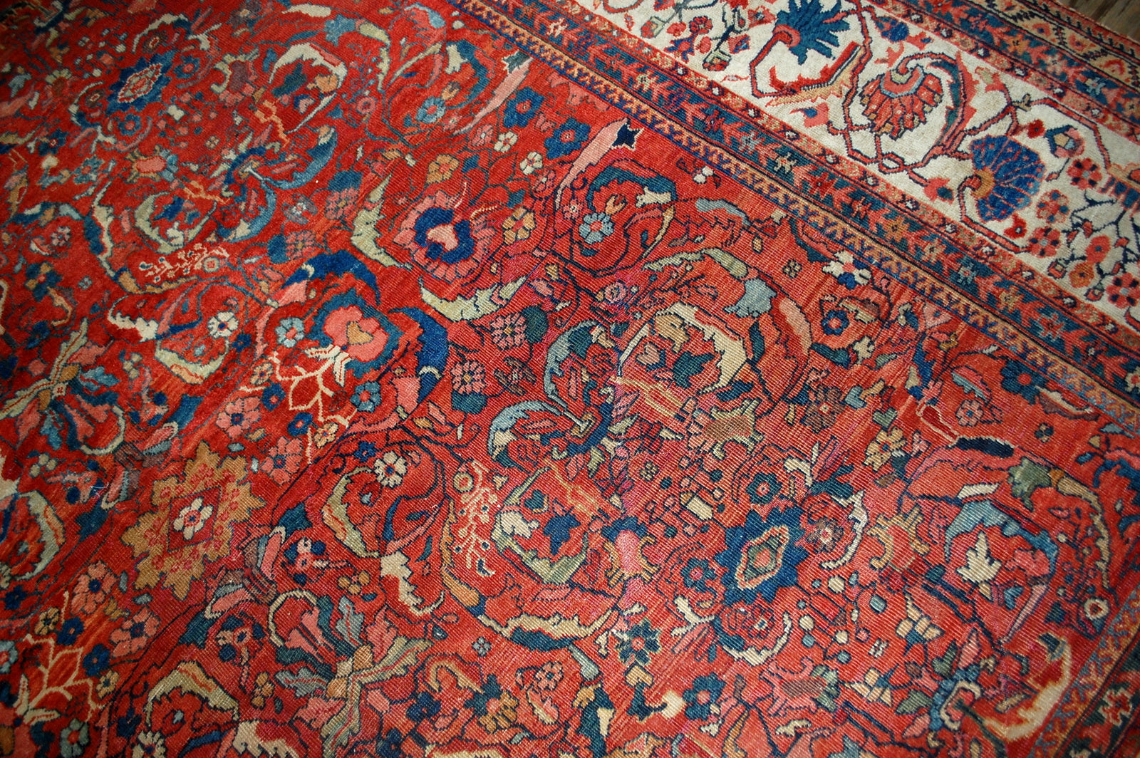 Handmade antique Sultanabad rug in good condition, it is  from the end of 19th century. This rug made in red and beige wool.