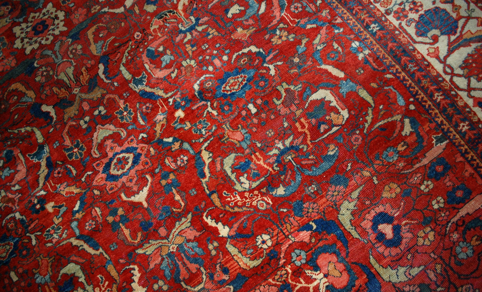 Handmade antique Sultanabad rug in good condition, it is  from the end of 19th century. This rug made in red and beige wool.