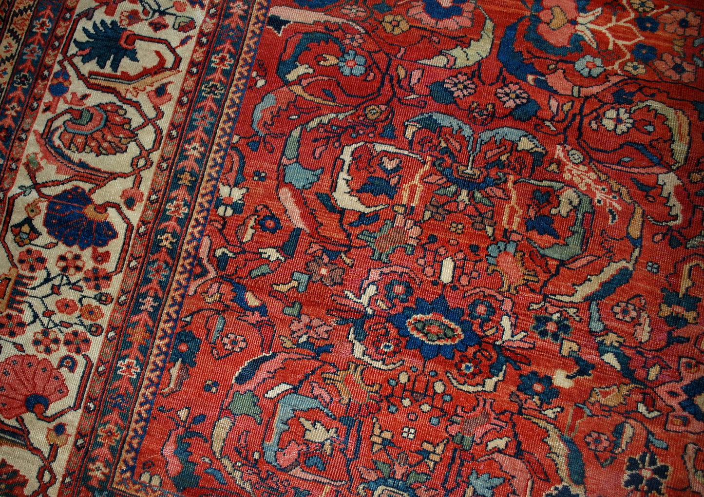 Handmade antique Sultanabad rug in good condition, it is  from the end of 19th century. This rug made in red and beige wool.