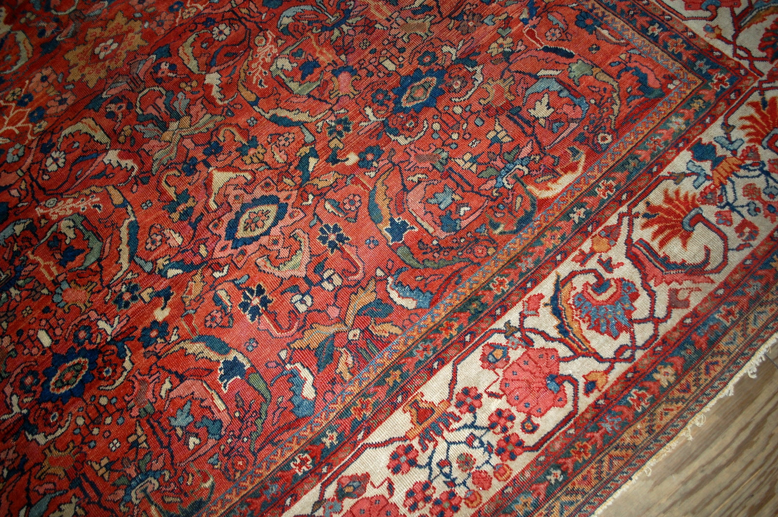 Handmade antique Sultanabad rug in good condition, it is  from the end of 19th century. This rug made in red and beige wool.