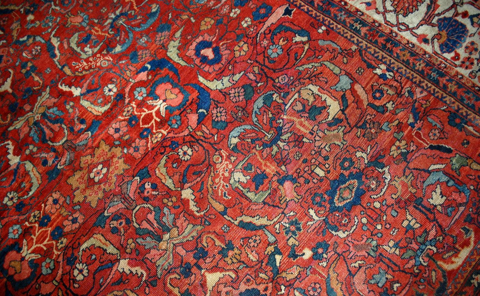 Handmade antique Sultanabad rug in good condition, it is  from the end of 19th century. This rug made in red and beige wool.