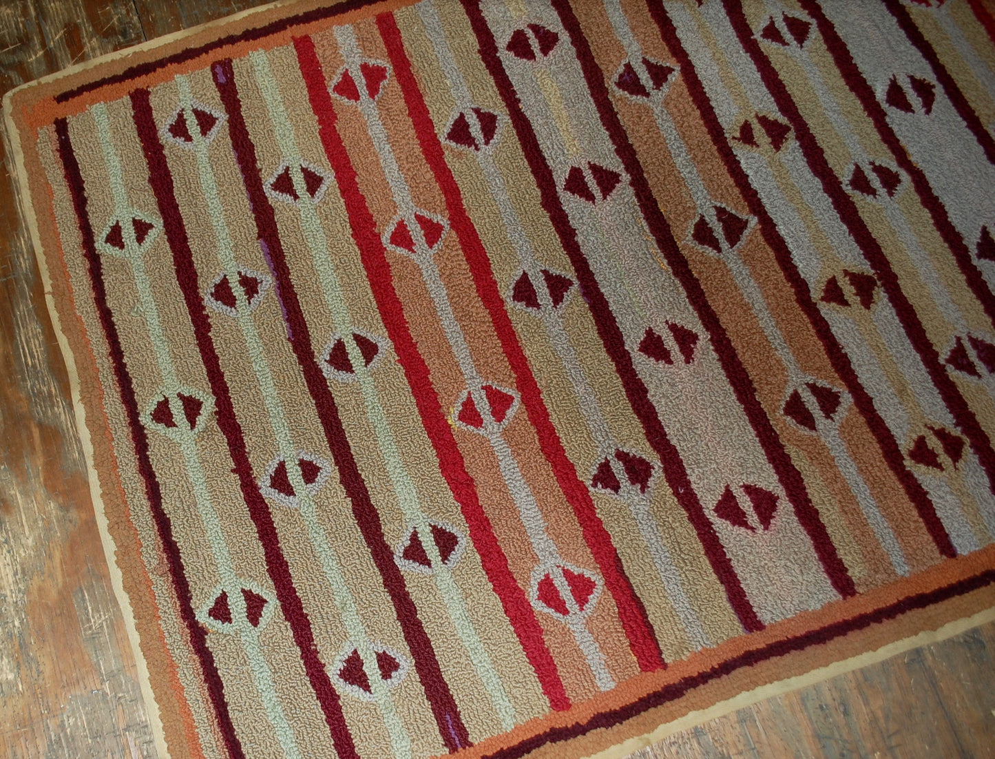 Handmade antique American hooked rug in original good condition. The rug has been made in geometric design in the end of 19th century. 