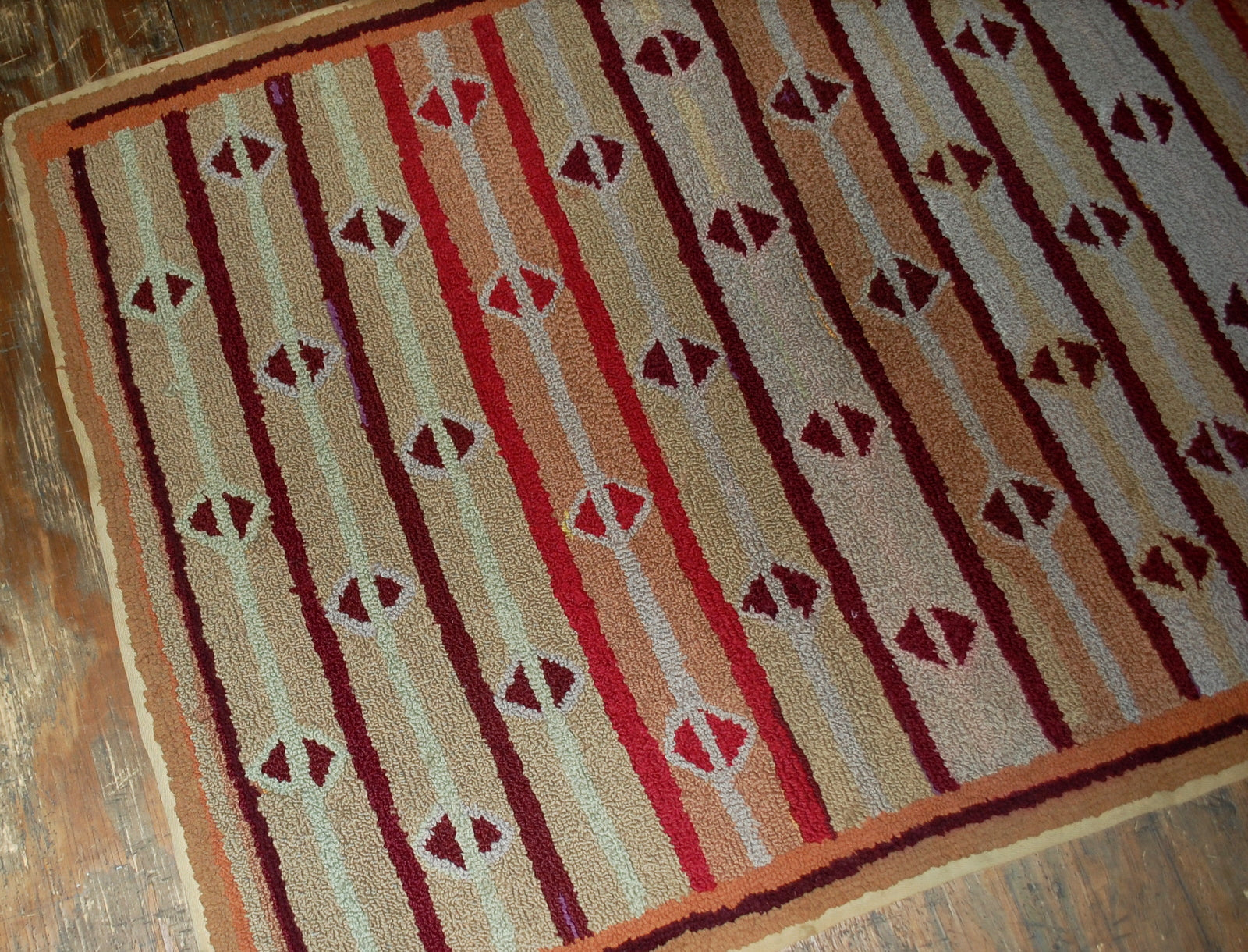 Handmade antique American hooked rug in original good condition. The rug has been made in geometric design in the end of 19th century. 