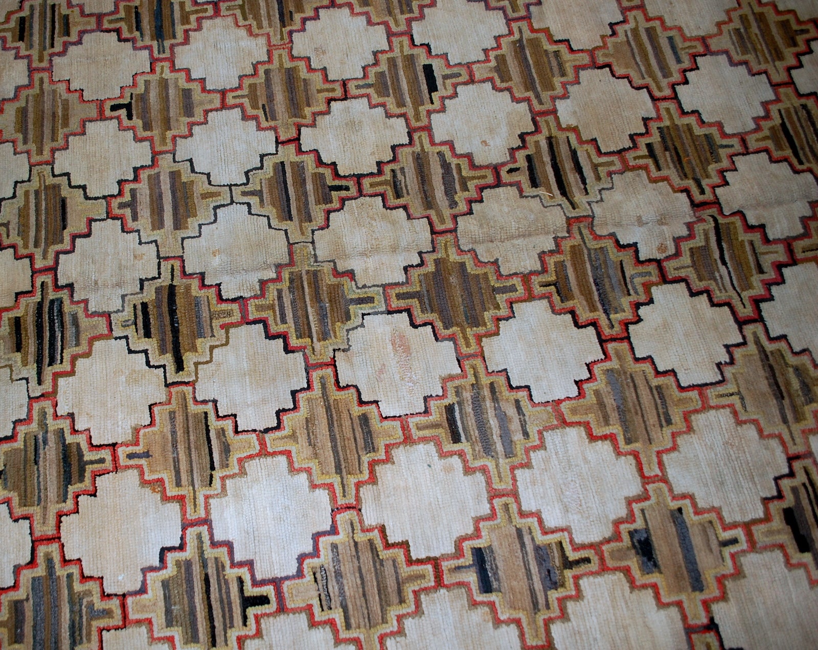 Antique geometric American hooked rug from the end of 19th century. It is in good condition, made out of wool.