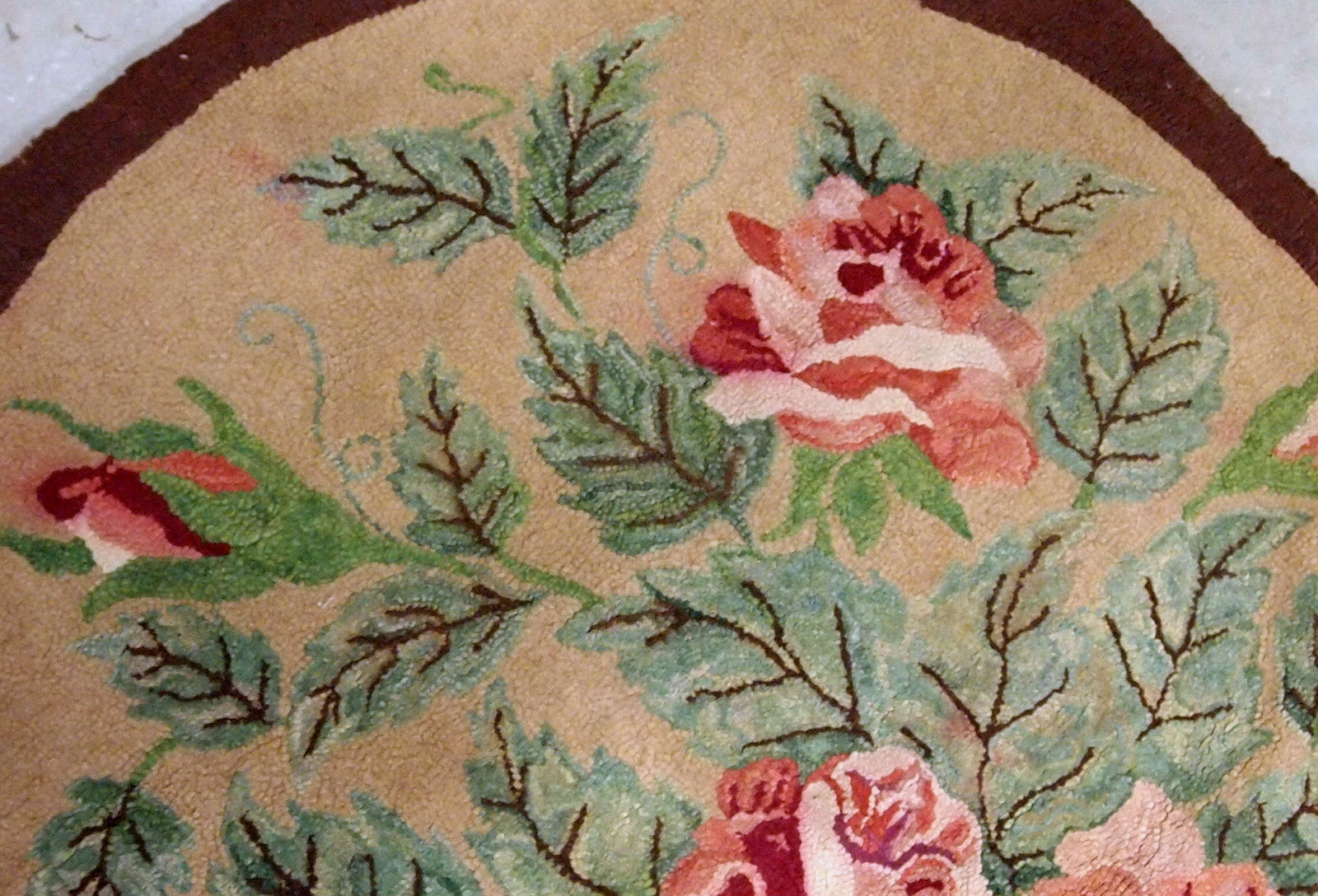 Handmade antique American Hooked rug with red roses. The rug is from the beginning of 20th century and in good condition.