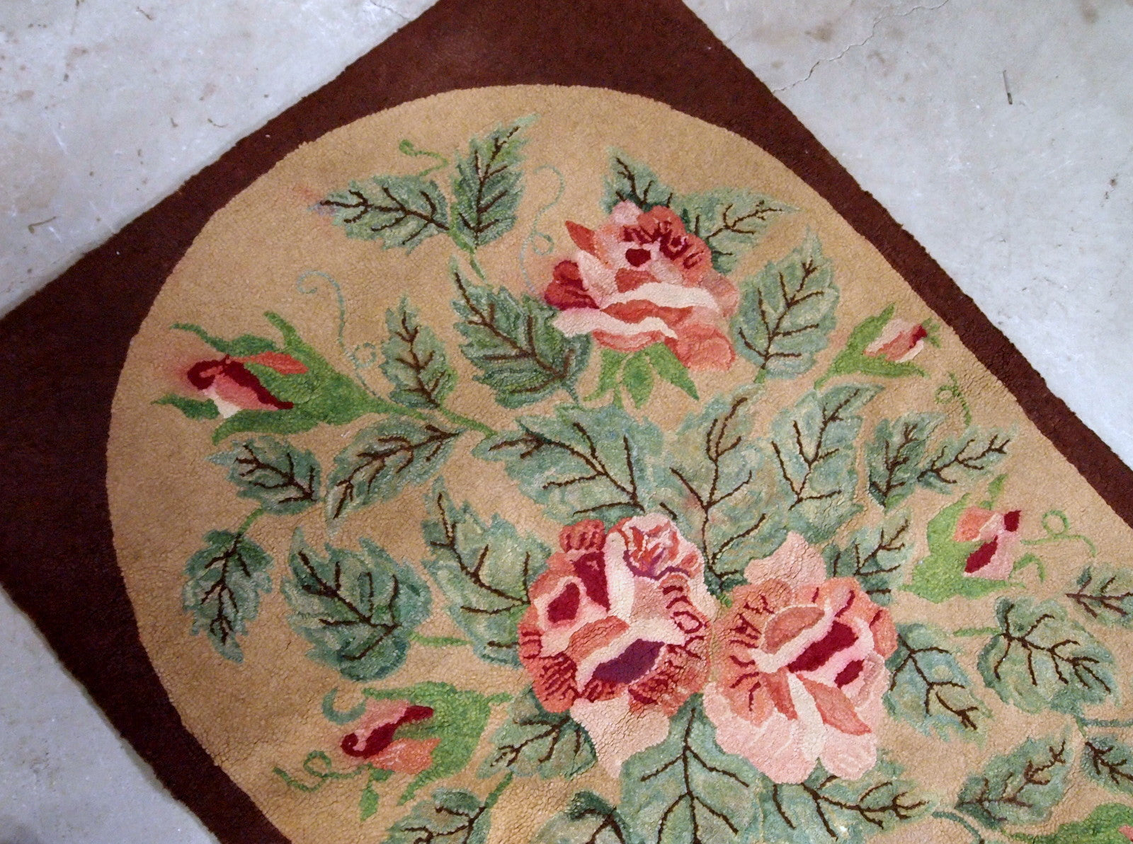 Handmade antique American Hooked rug with red roses. The rug is from the beginning of 20th century and in good condition.