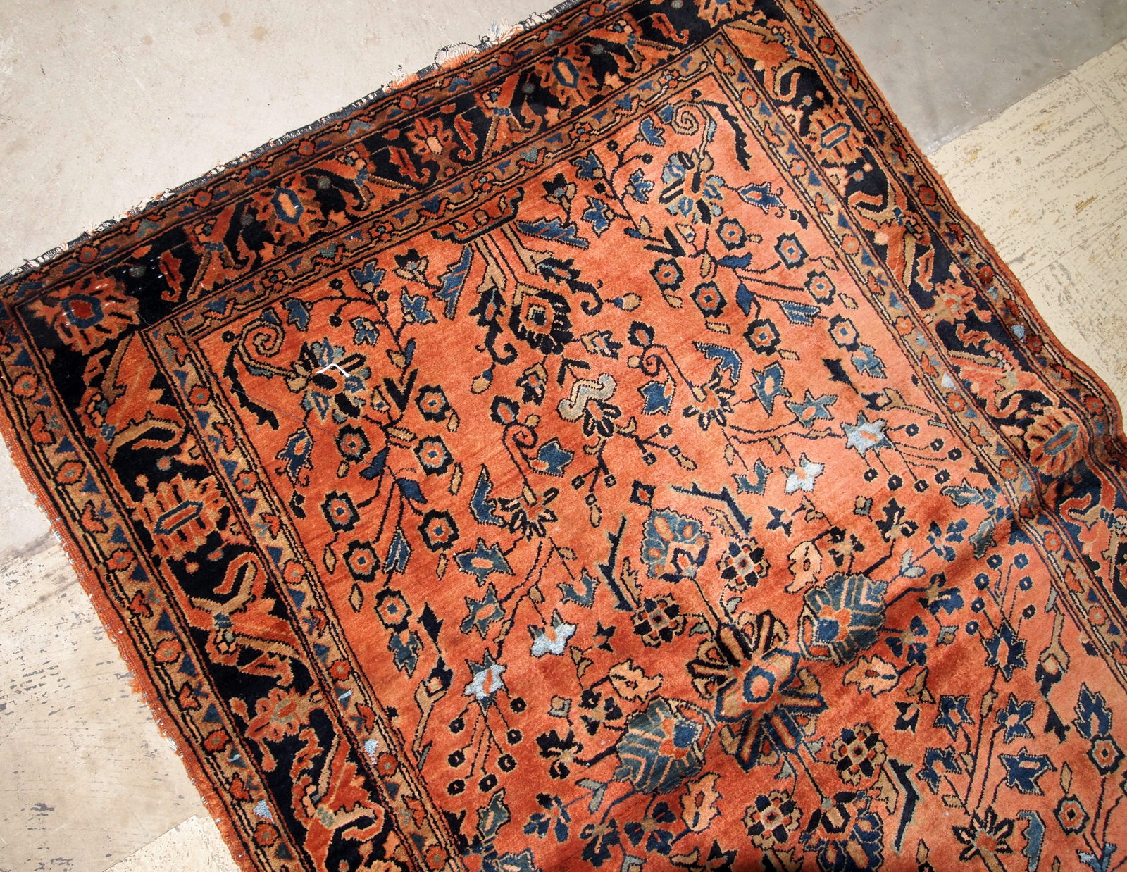 Handmade antique Sarouk rug in original good condition from 1920s. 