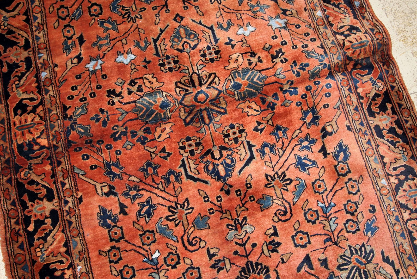 Handmade antique Sarouk rug in original good condition from 1920s. 