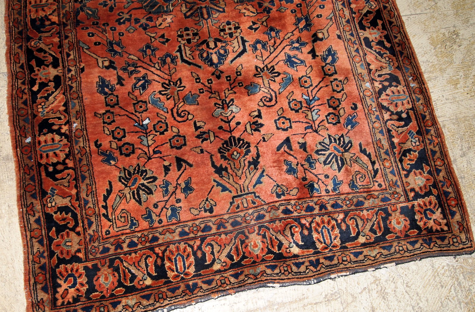 Handmade antique Sarouk rug in original good condition from 1920s. 
