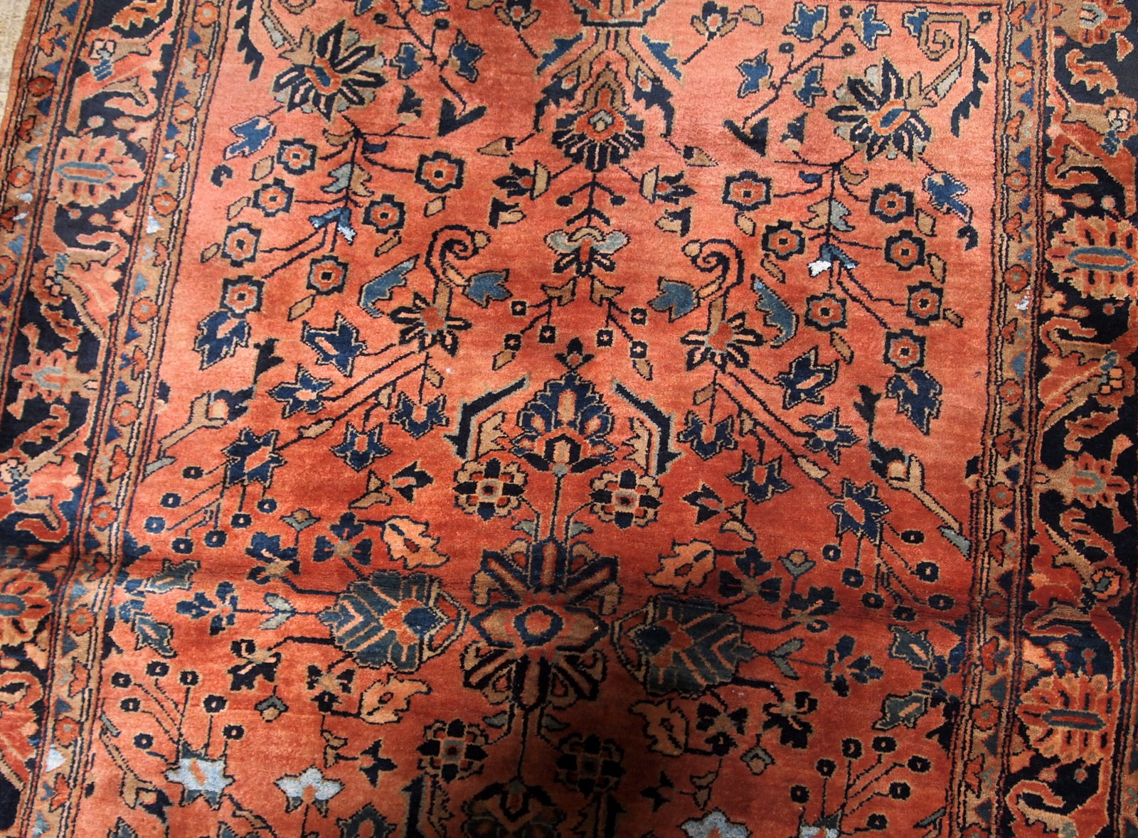 Handmade antique Sarouk rug in original good condition from 1920s. 