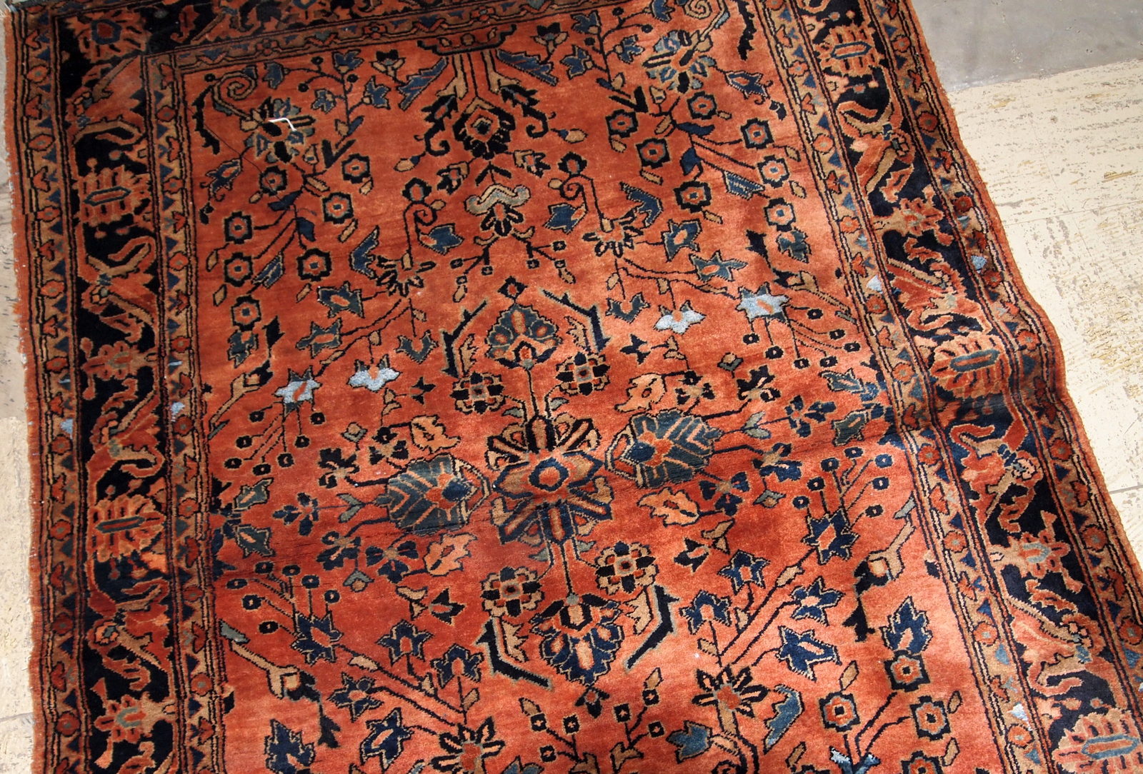Handmade antique Persian Sarouk rug 1920s