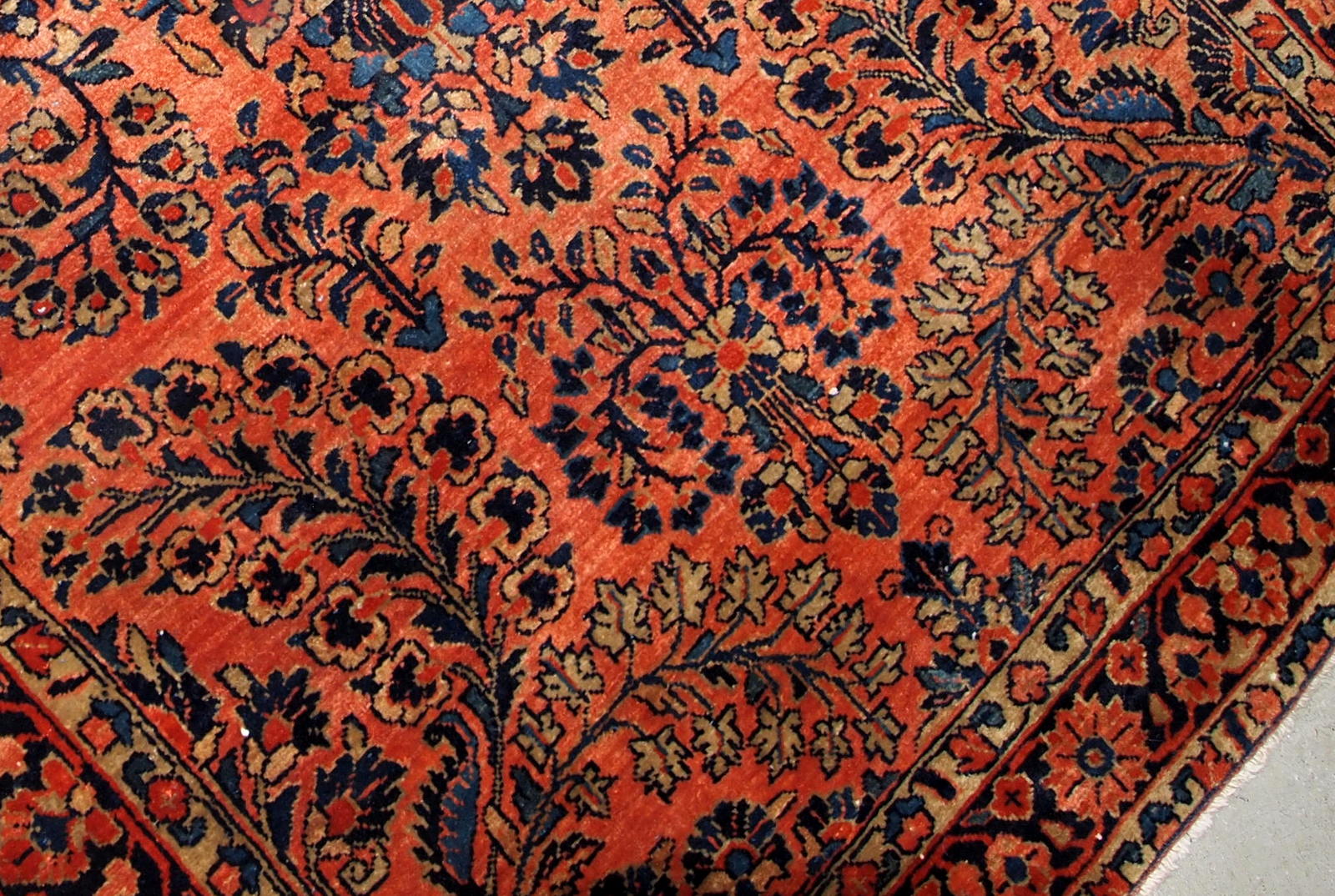 Handmade antique Persian Sarouk rug 1920s