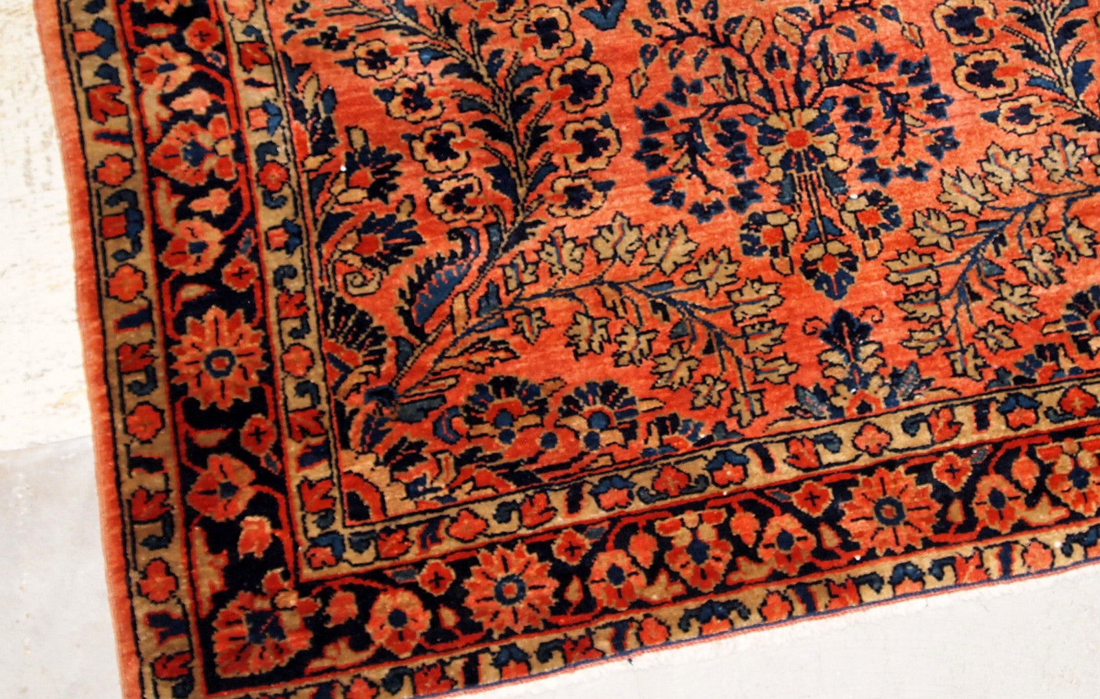 Handmade antique Persian Sarouk rug 1920s