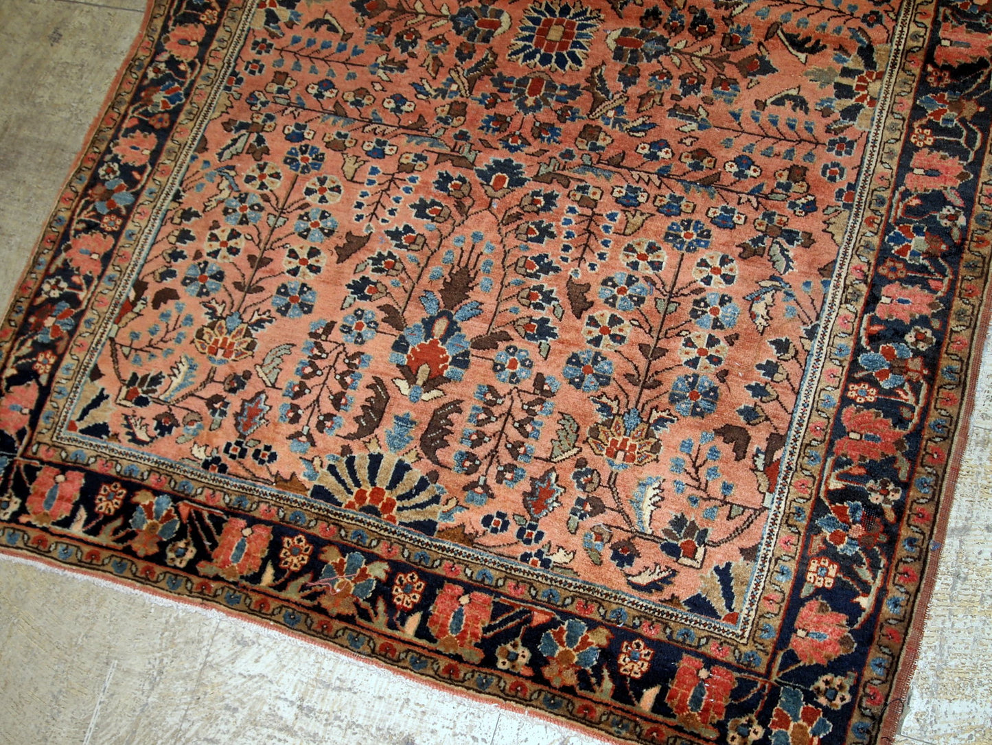 Handmade antique Persian Sarouk rug 1920s