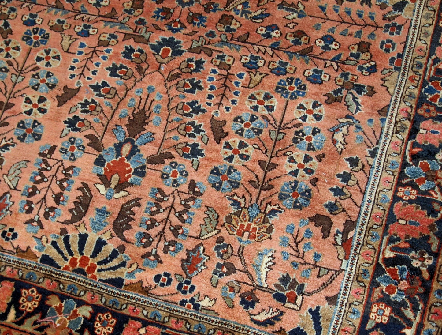 Handmade antique Persian Sarouk rug 1920s