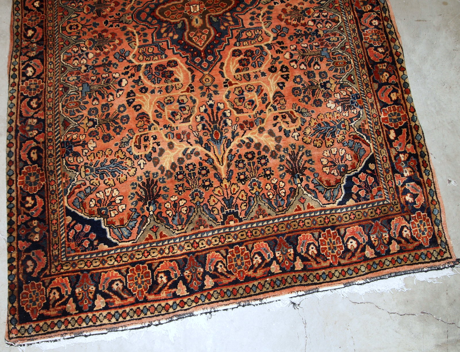 Handmade antique Persian Sarouk rug 1920s