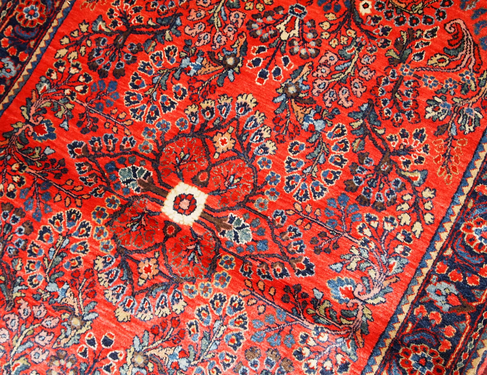 Handmade antique Persian Sarouk rug 1920s