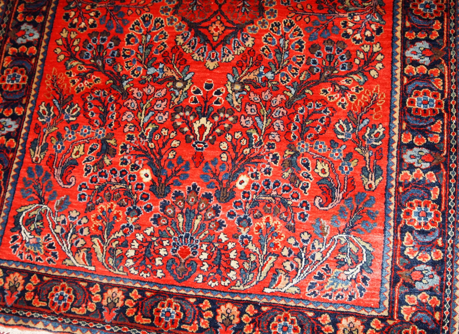 Handmade antique Persian Sarouk rug 1920s