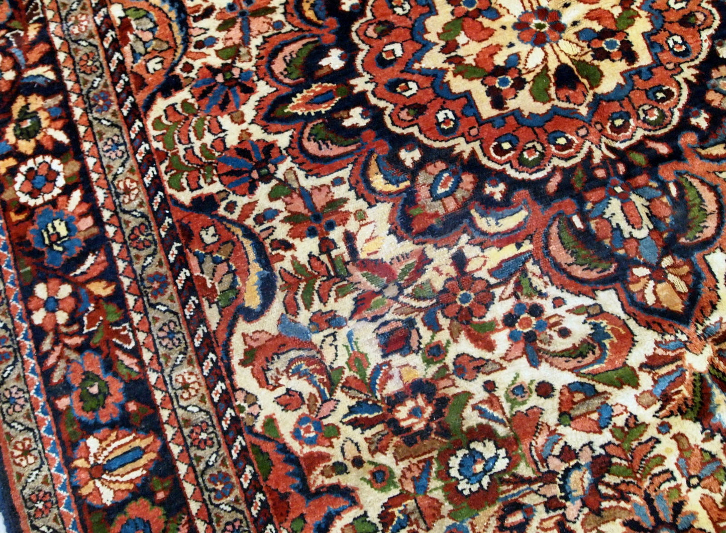 Handmade antique Persian Sarouk rug 1900s