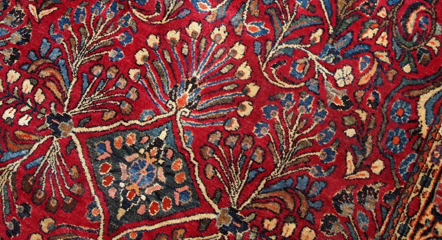 Handmade antique Sarouk rug in bright wool. It has been made in the beginning of 20th century in Middle East region.