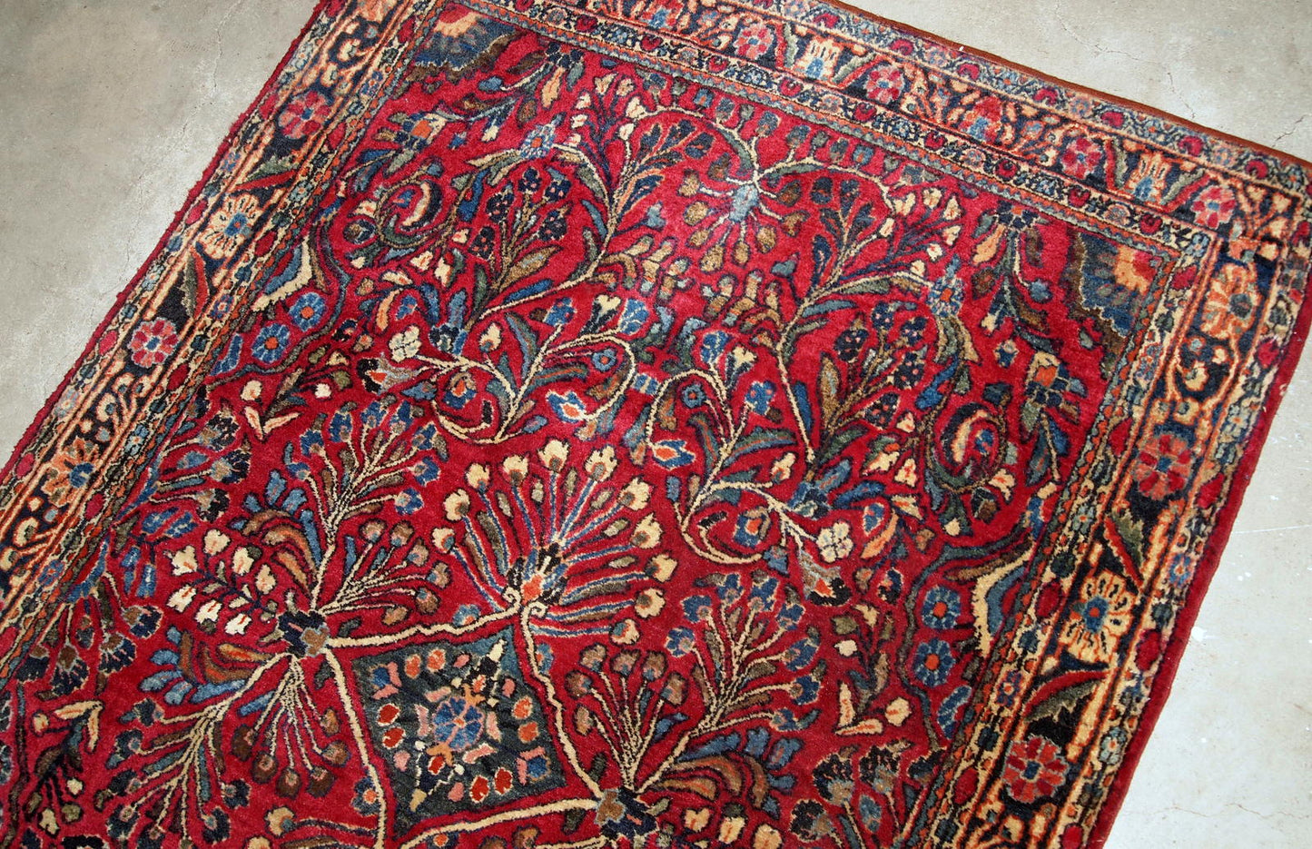 Handmade antique Sarouk rug in bright wool. It has been made in the beginning of 20th century in Middle East region.