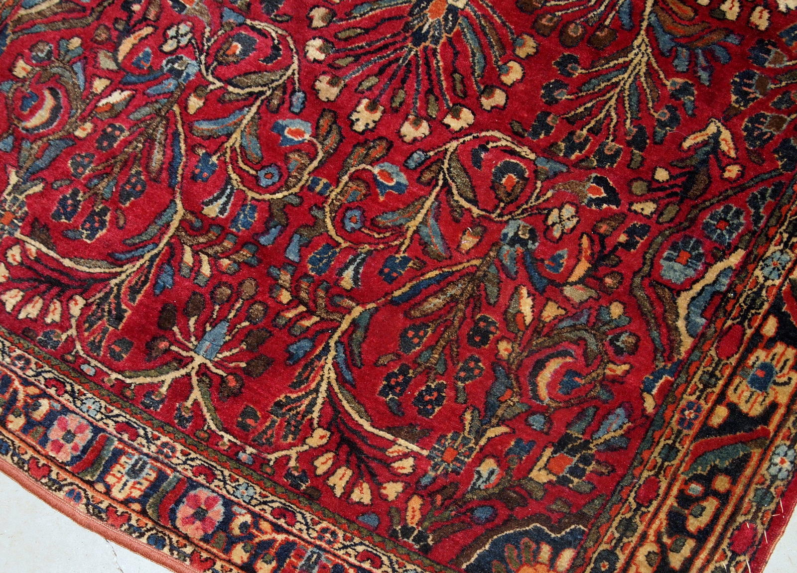 Handmade antique Persian Sarouk rug 1920s
