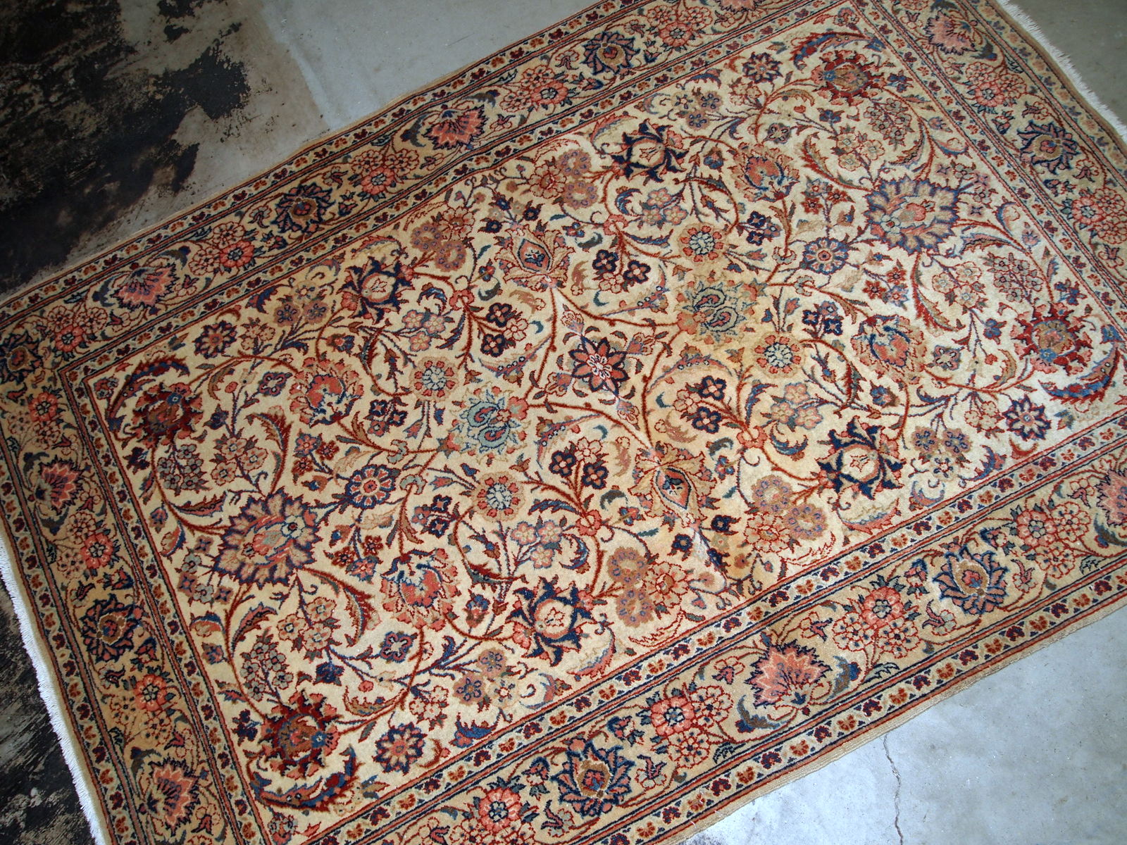 Handmade antique Kashan rug in light shade of beige. The rug is in original good condition from the beginning of 20th century.