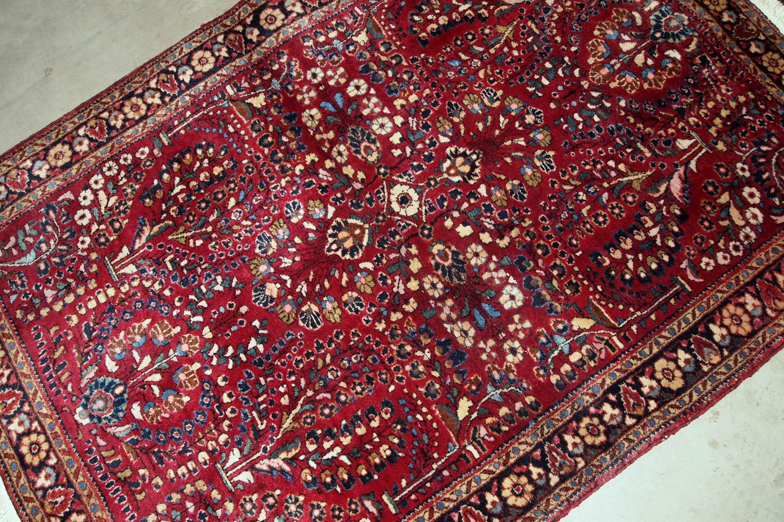 Handmade antique Persian Sarouk rug, 1920s