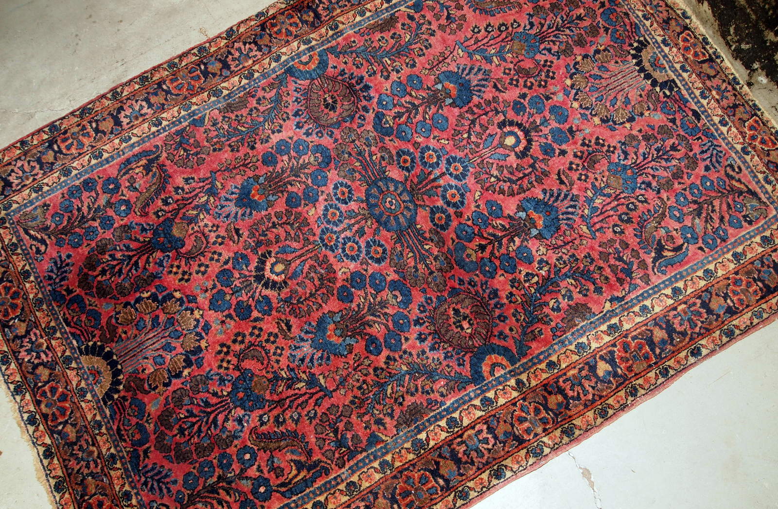 Handmade antique Persian Sarouk rug, 1910s