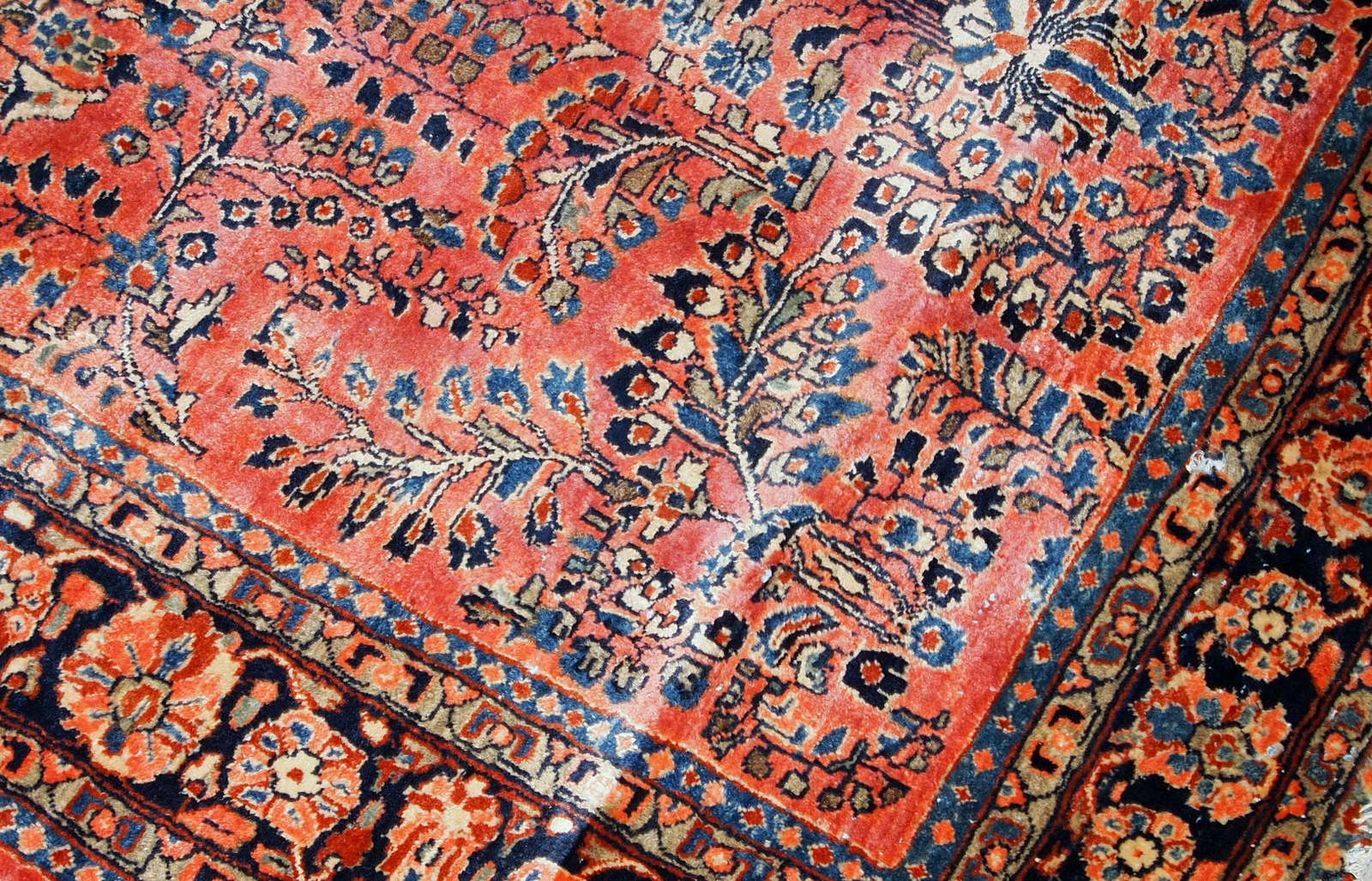 Handmade antique Sarouk rug fin original good condition. The rug has been made in the beginning of 20th century in red wool.