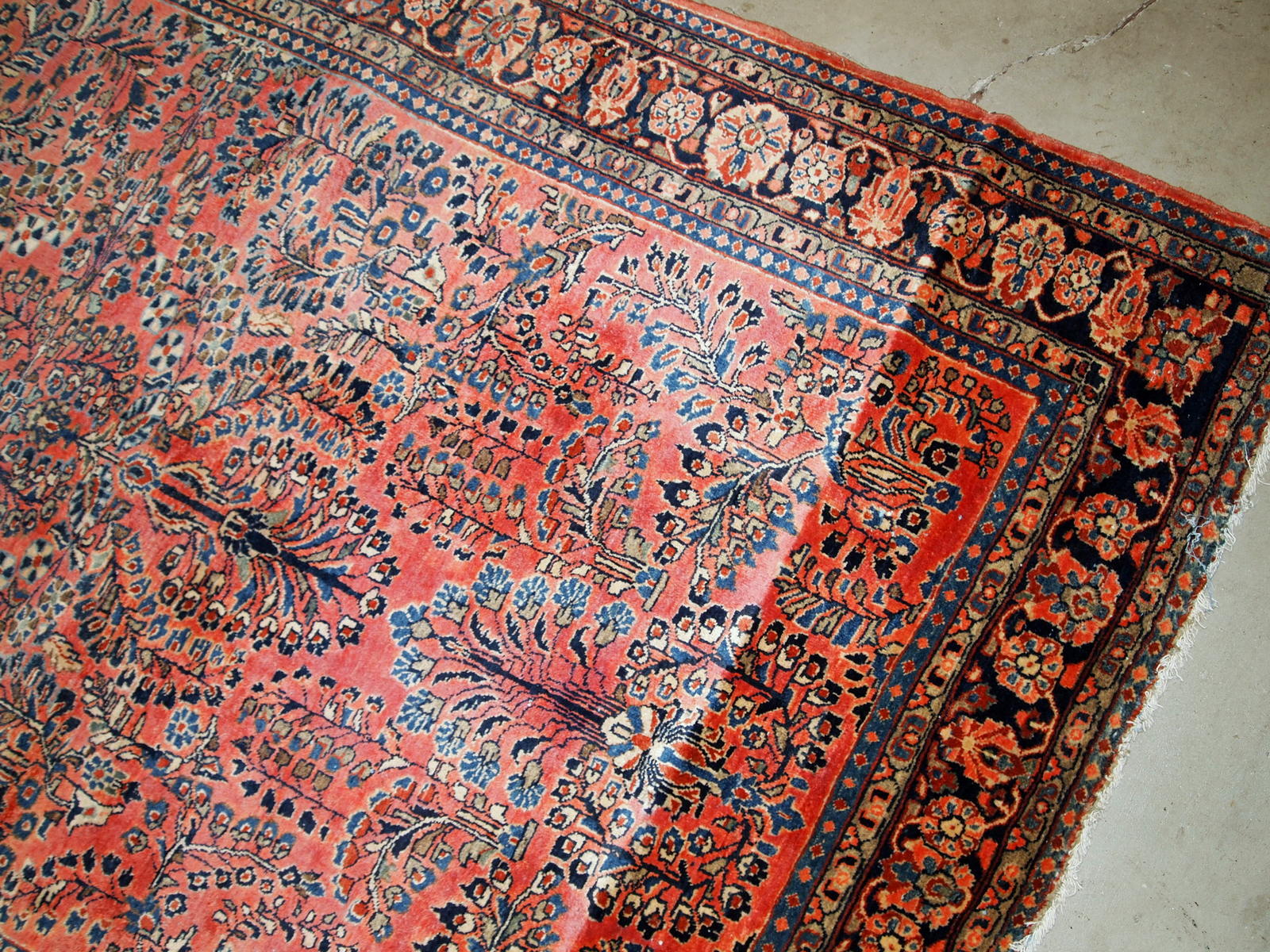 Handmade antique Sarouk rug fin original good condition. The rug has been made in the beginning of 20th century in red wool.