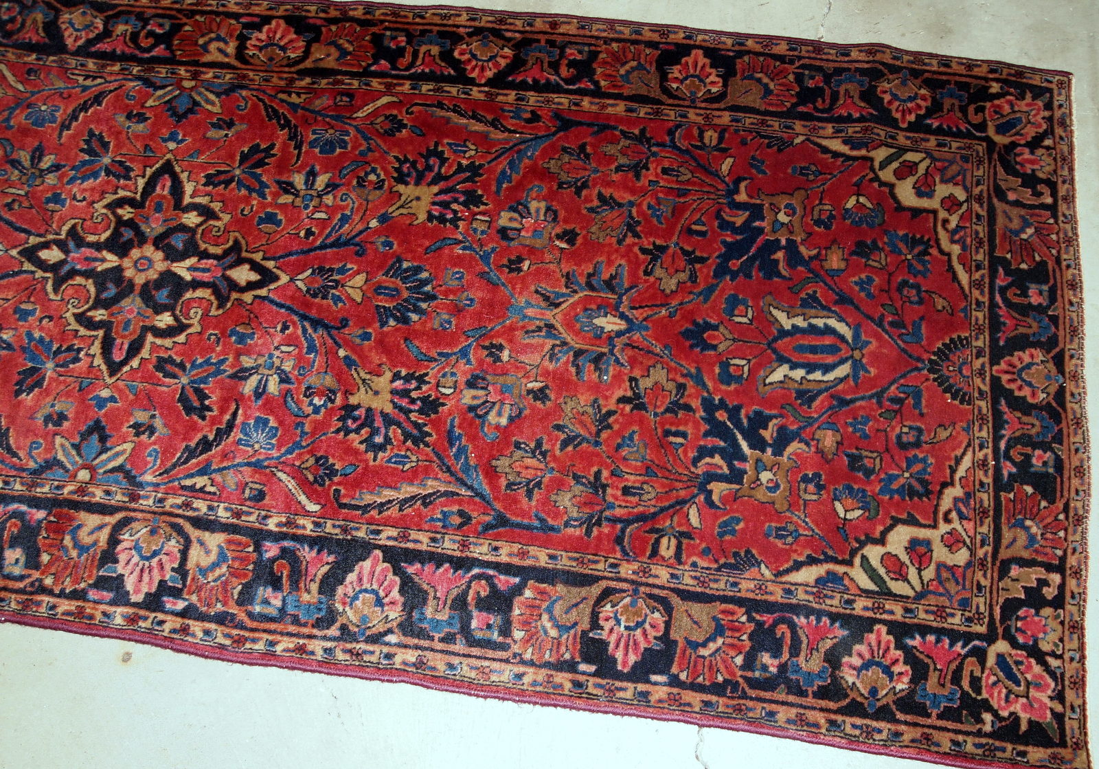 Handmade antique Kashan rug from the beginning of 20th century. This fine-weaved rug is in original good condition.