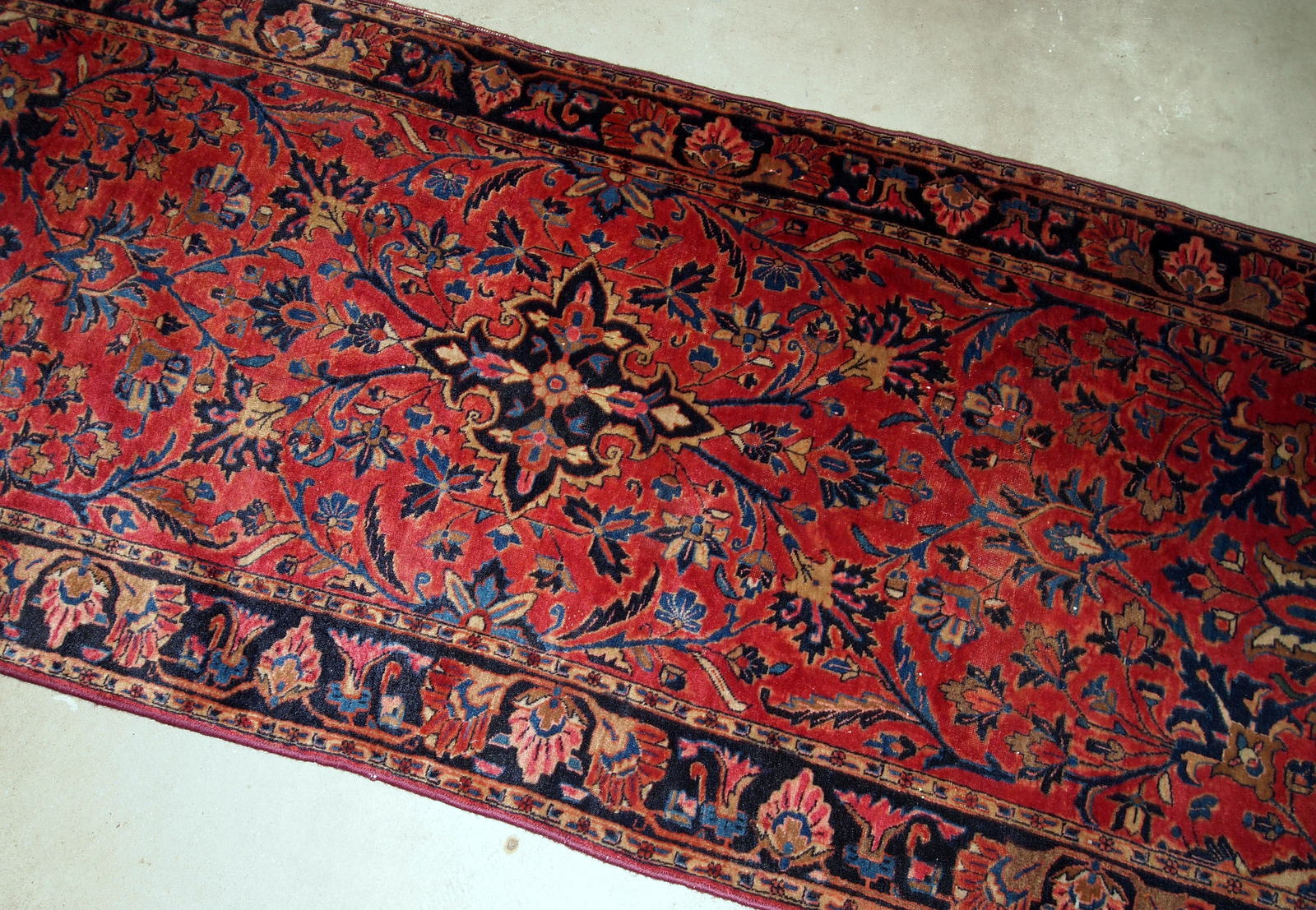 Handmade antique Kashan rug from the beginning of 20th century. This fine-weaved rug is in original good condition.
