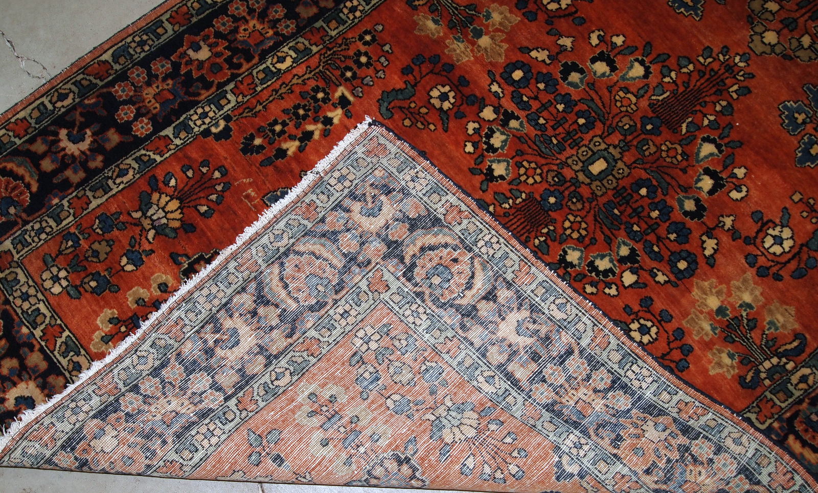 Handmade antique Persian Sarouk rug in original good condition. This rug is from the beginning of 20th century.