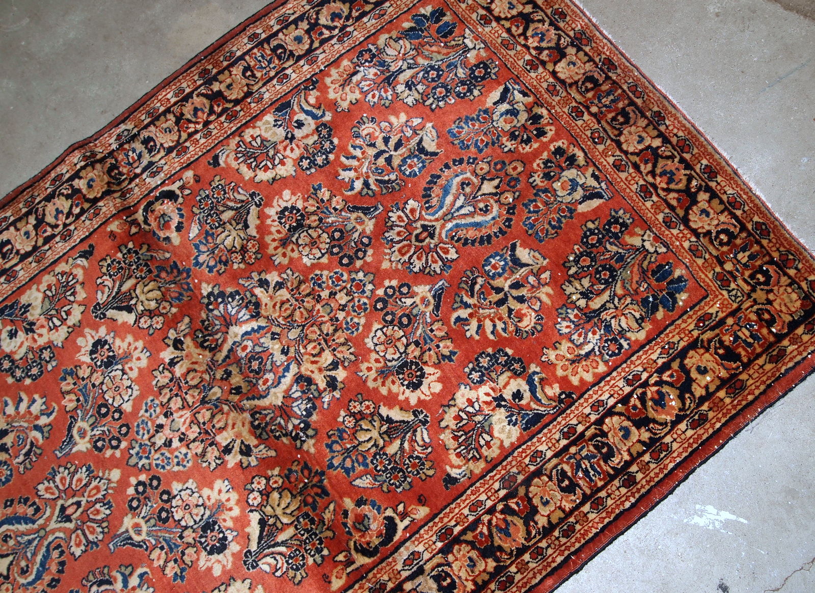 Handmade antique Persian Sarouk rug in original good condition. The rug is from the beginning of 20th century made in traditional floral design.