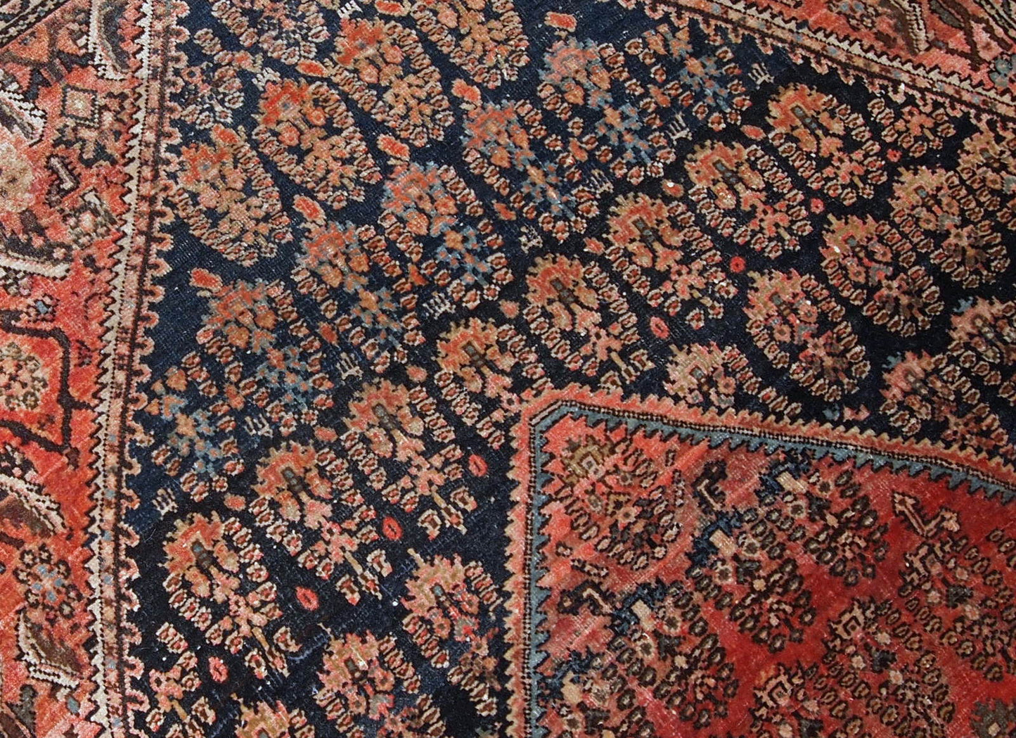 Handmade antique Persian Farahan rug in original good condition. The rug is from the beginning of 20th century made in floral and geometric designs.
