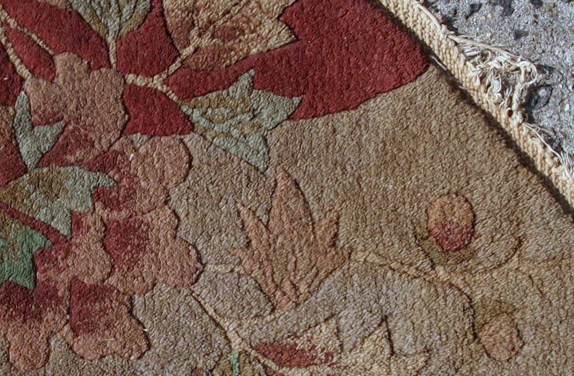 Handmade antique Art Deco Chinese mat in red and beige wool. The rug is from the beginning of 20th century, in original good condition.