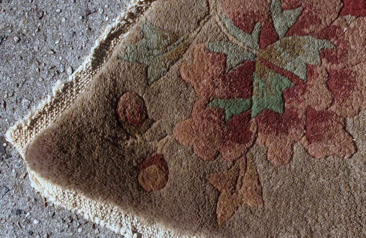 Handmade antique Art Deco Chinese mat in red and beige wool. The rug is from the beginning of 20th century, in original good condition.