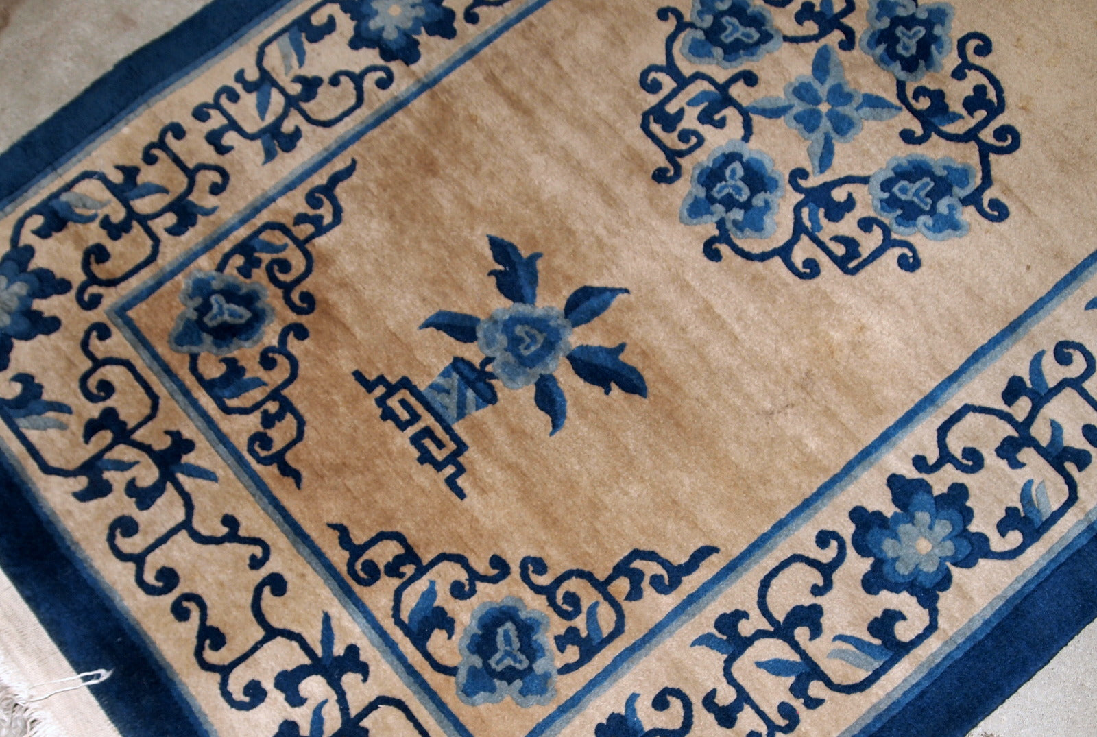 Handmade antique Peking Chinese rug in blue and beige wool. The rug is in original good condition, from the beginning of 20th century.