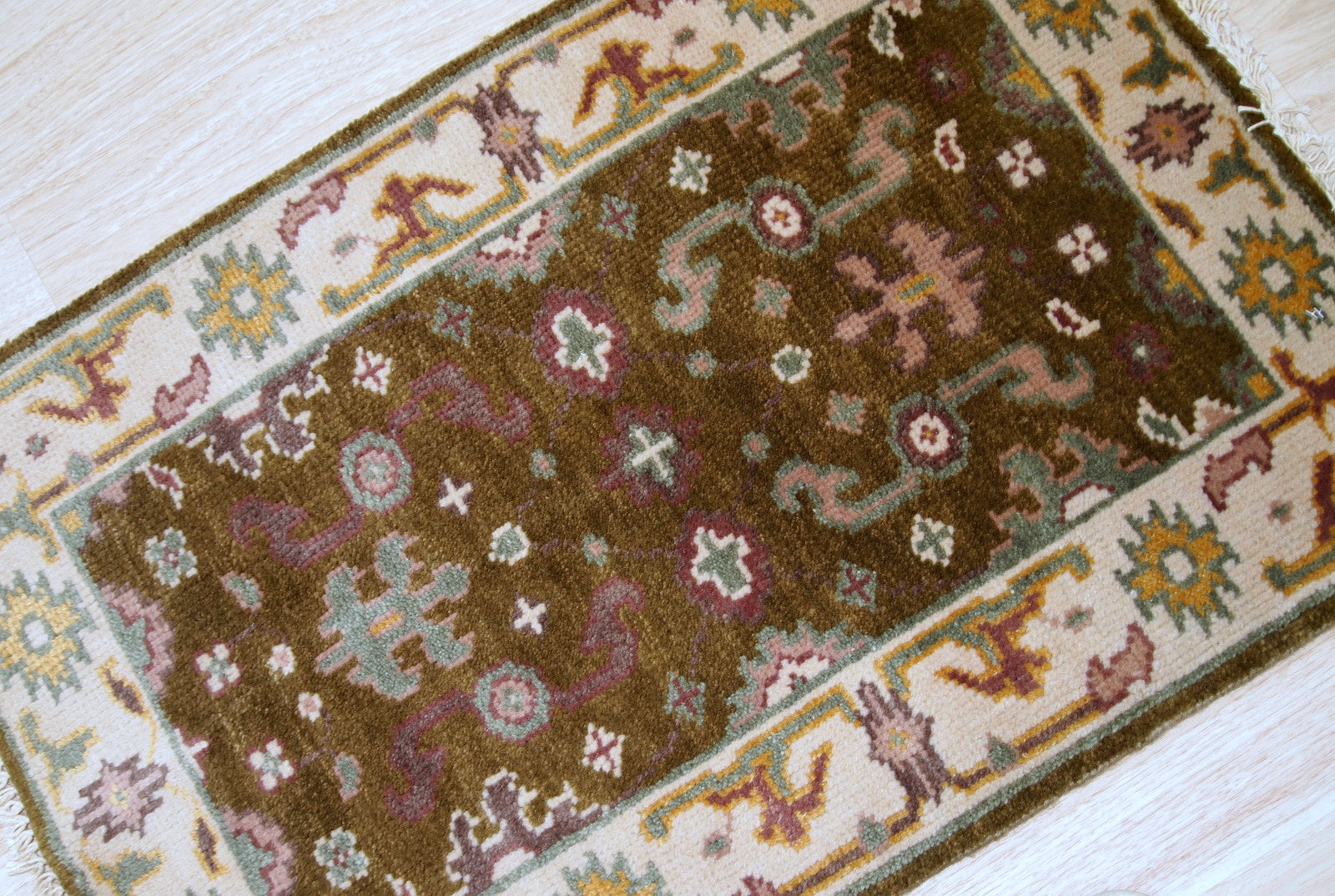 Handmade vintage Indo-Mahal mat in wool. The rug is from the end of 20th century in original good condition.
