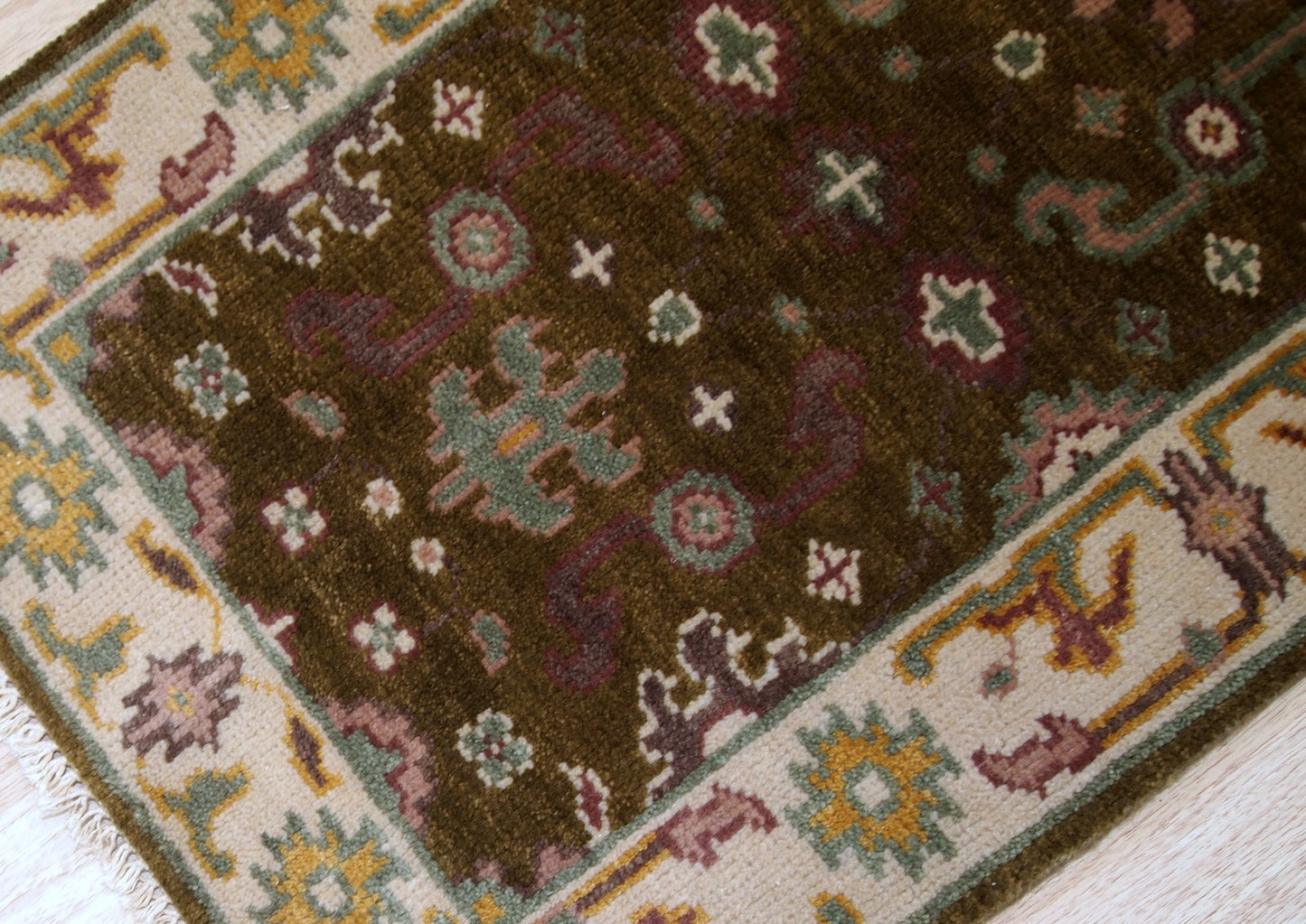 Handmade vintage Indo-Mahal mat in wool. The rug is from the end of 20th century in original good condition.