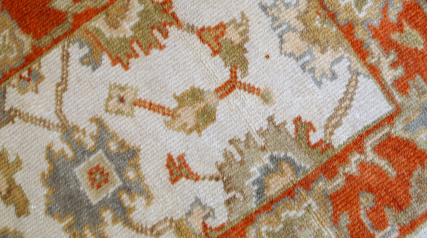 Handmade vintage Indo-Mahal mat in wool. The rug is from the end of 20th century in original good condition.