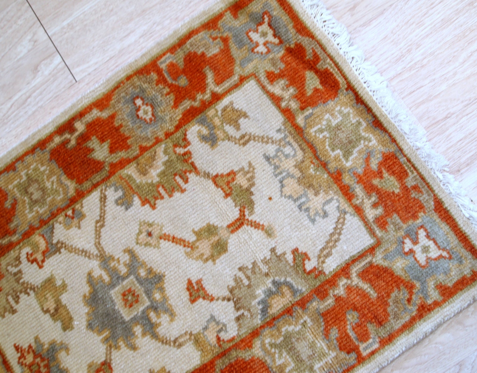 Handmade vintage Indo-Mahal mat in wool. The rug is from the end of 20th century in original good condition.