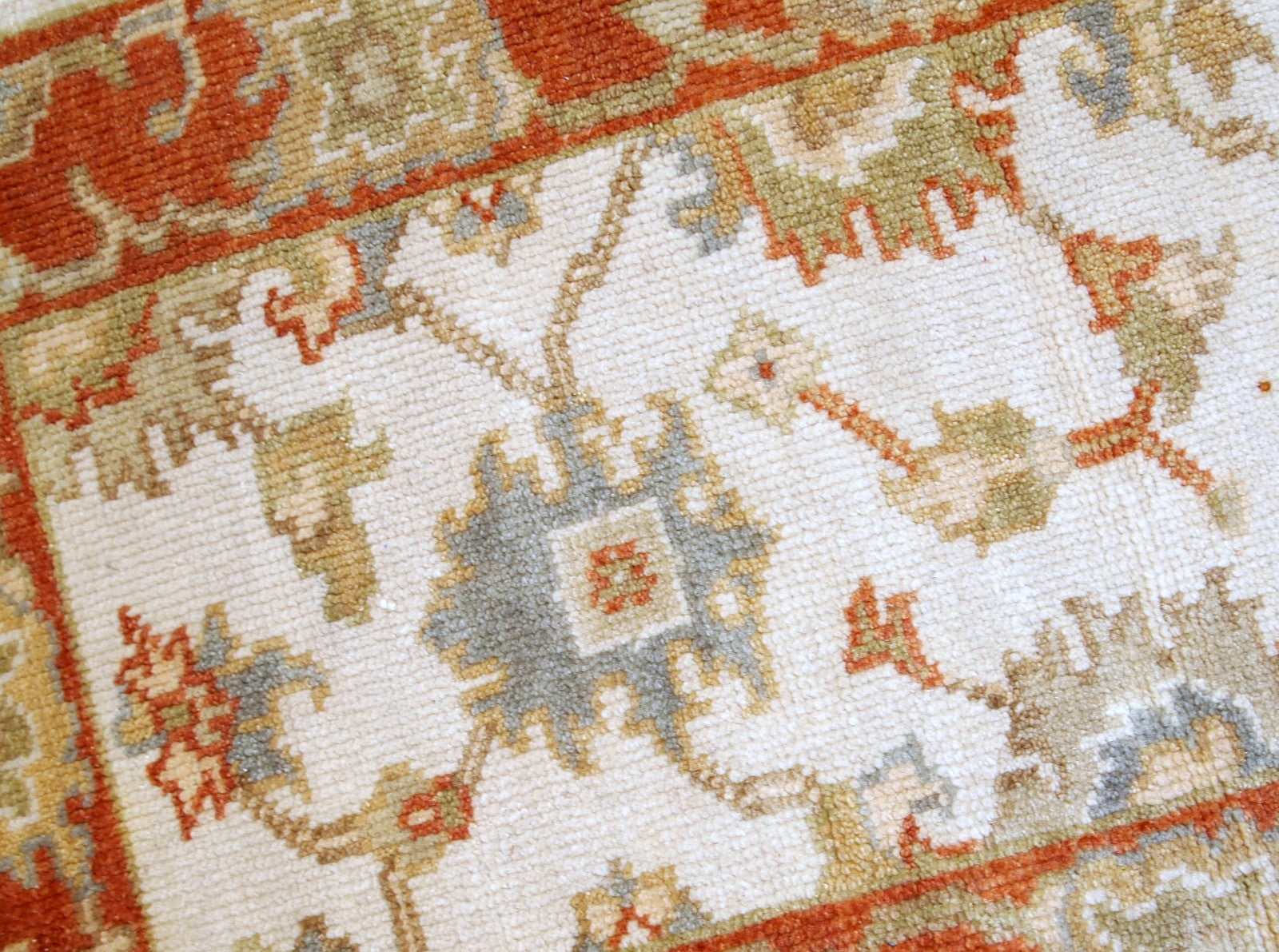 Handmade vintage Indo-Mahal mat in wool. The rug is from the end of 20th century in original good condition.